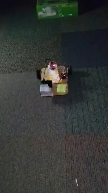 制作途中のロボットカー 2